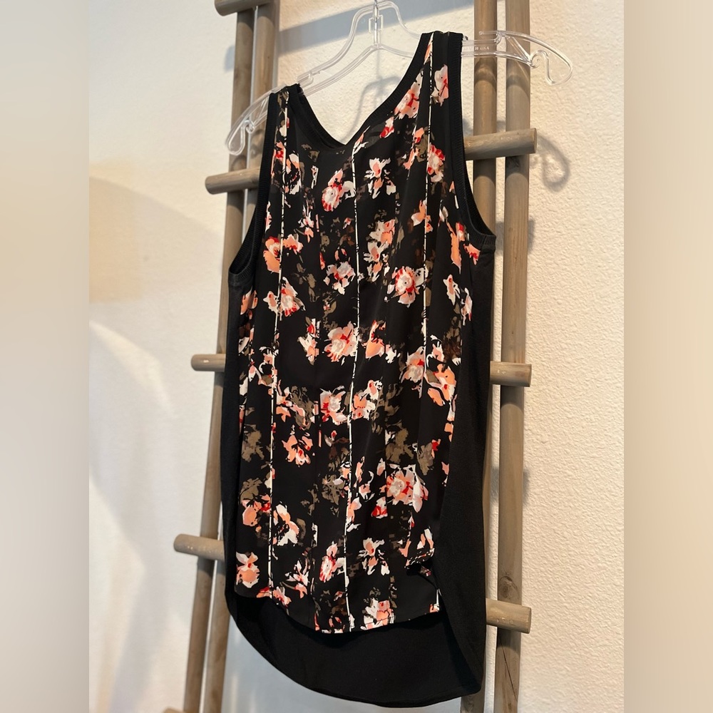 EUC White House Black Market, Small, Flowy Camisole Floral Print 💗